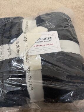 NWT Berkshire Wearable Throw - black